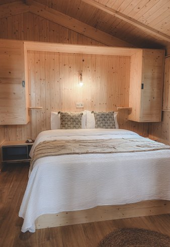 Hébergement AbracadaRoom : Cabane Auròra - Lodge sur pilotis au cœur de la nature, calme & bien-être, réservé aux adultes • linge & ménage inclus • climatisation réversible • kitchenette équipée - Image 16
