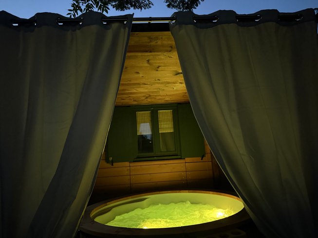 Hébergement AbracadaRoom : La roulotte dorée & bain nordique privatif - Image 9