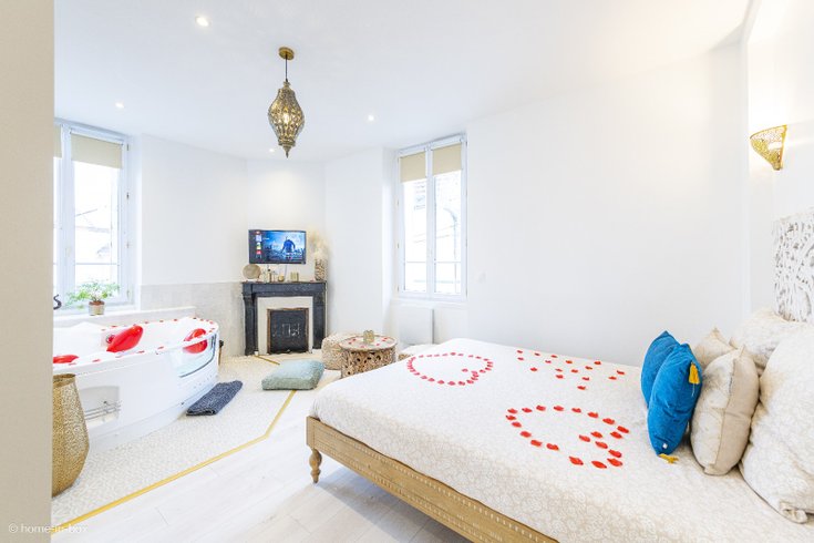 Hébergement AbracadaRoom : Suite 1001 nuits avec Jacuzzi 15min Disney - Image 1