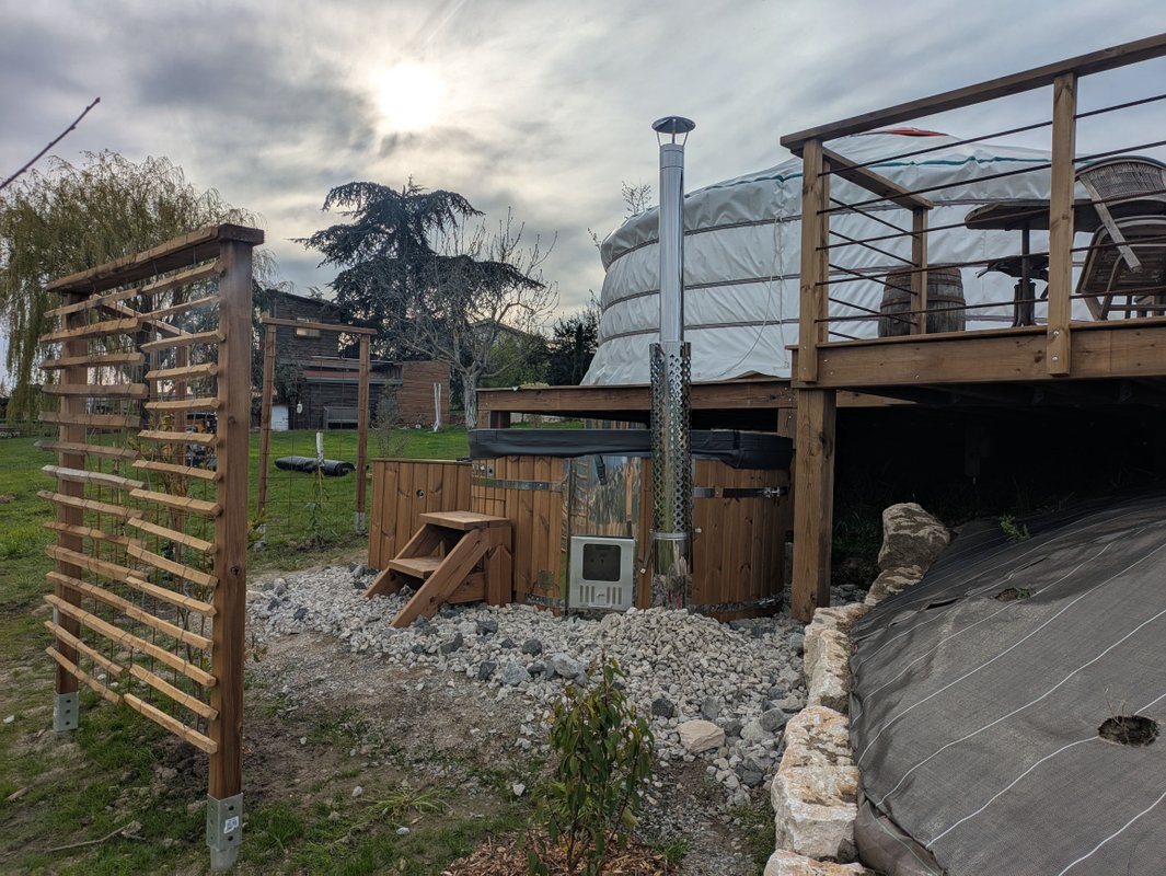 L'âne et sa yourte & Spa à St Martin La Plaine (7)