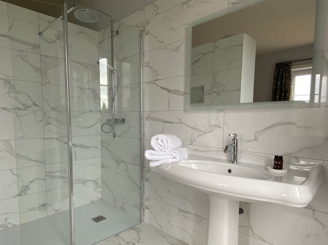 Hébergement AbracadaRoom : Suite Pierre de Lune – suite lumineuse avec cheminée – Maison Balmelle Gramat - Image 5