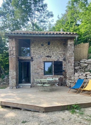 Cabane autonome dans les bois à Leynes