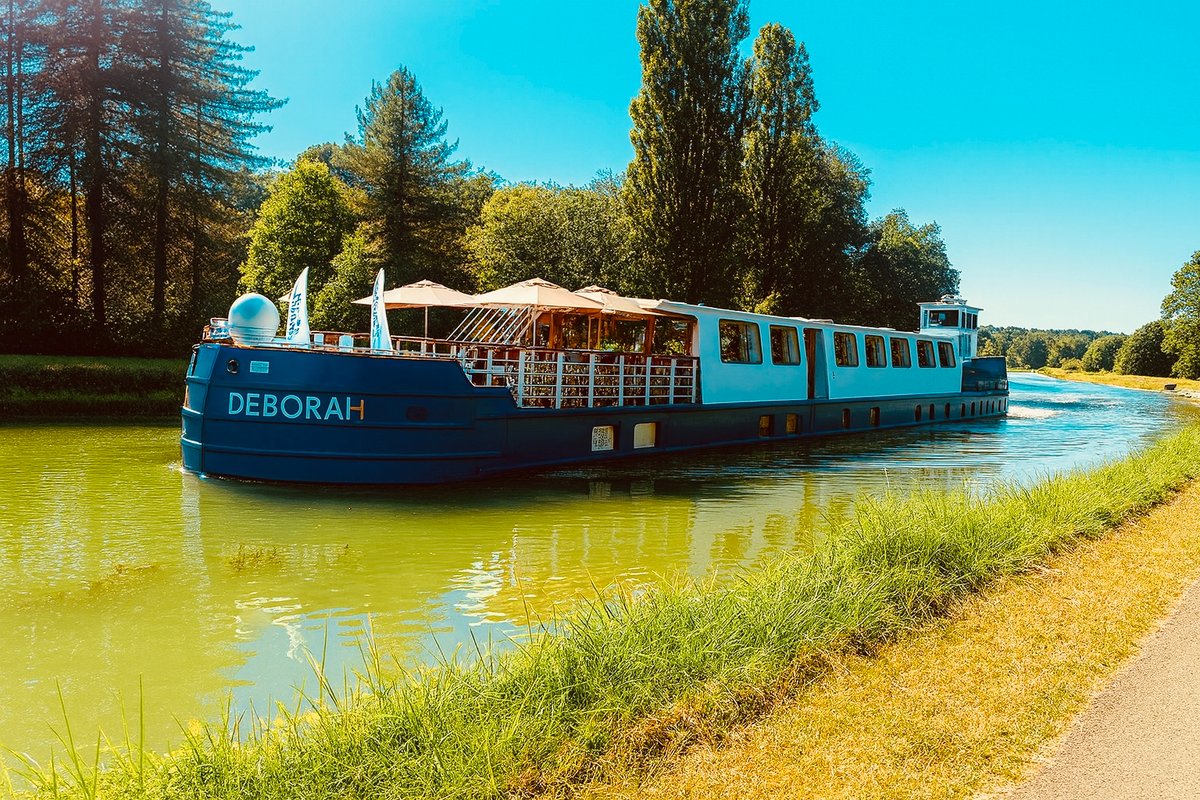 Lodge haut de gamme & bain nordique privatif au bord du Canal de Briare à 1h15 de Paris à Montcresson (24)