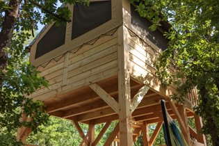 Cabane sur pilotis avec piscine et vue