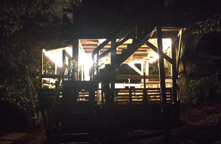 Hébergement AbracadaRoom : Maisonnette perchée dans les arbres tout équipée - Image 22