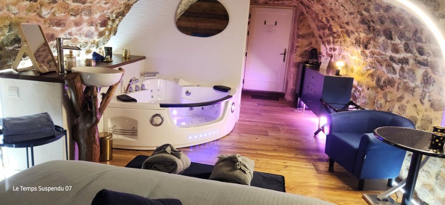 Hébergement AbracadaRoom : Love room dans une cave voutée avec baignoire balnéo - Image 2