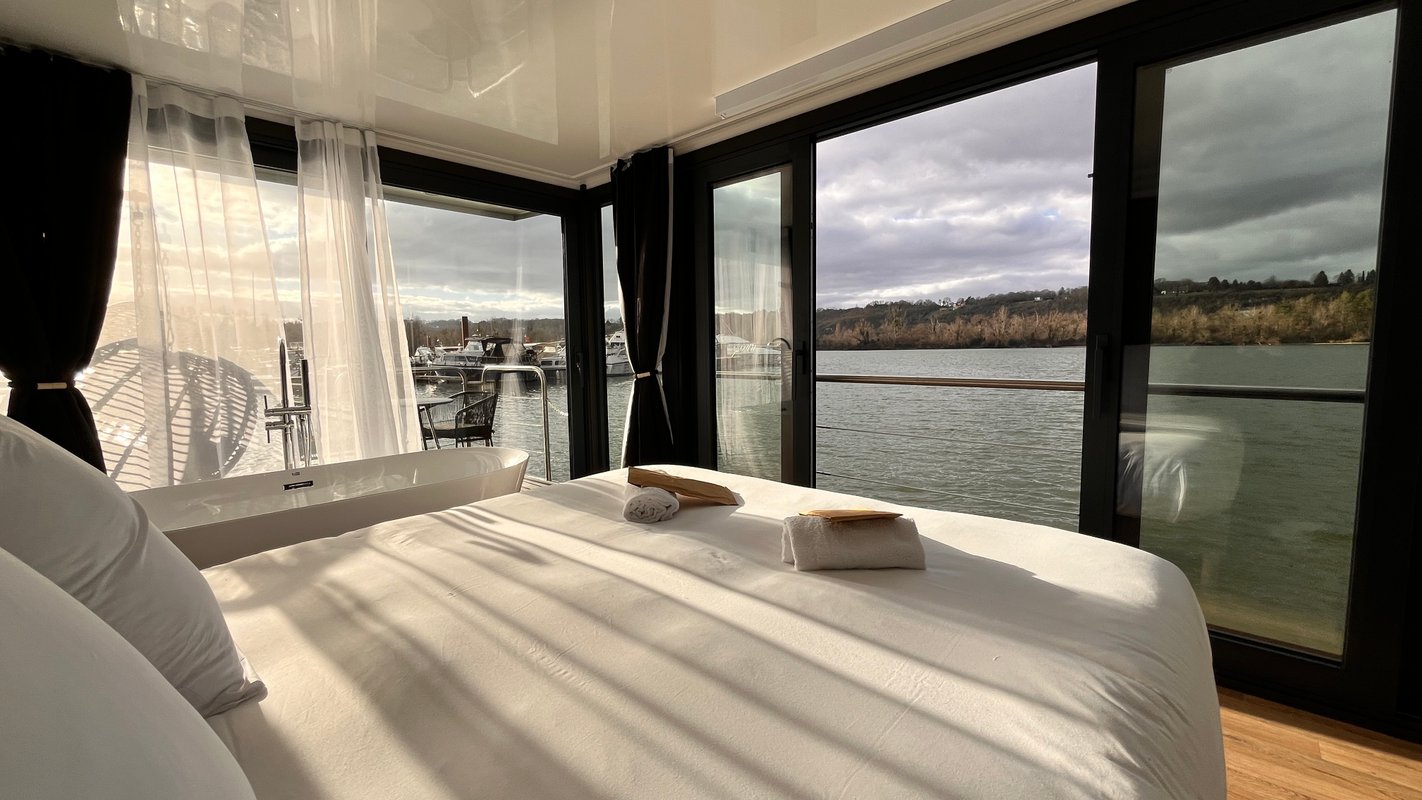 Suite flottante Panoramique Lit king-size Balnéo à Saint-Martin-La-Garenne (7)