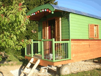 facade_roulotte_verte_roulottes_laraugais