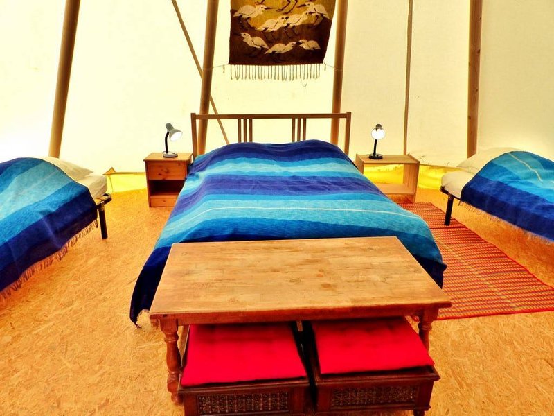 Hébergement AbracadaRoom : Tipi au bord d'un lac - Image 4