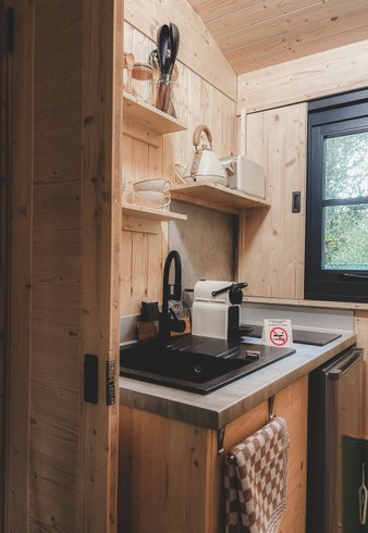 Hébergement AbracadaRoom : Cabane Auròra - Lodge sur pilotis au cœur de la nature, calme & bien-être, réservé aux adultes • linge & ménage inclus • climatisation réversible • kitchenette équipée - Image 5