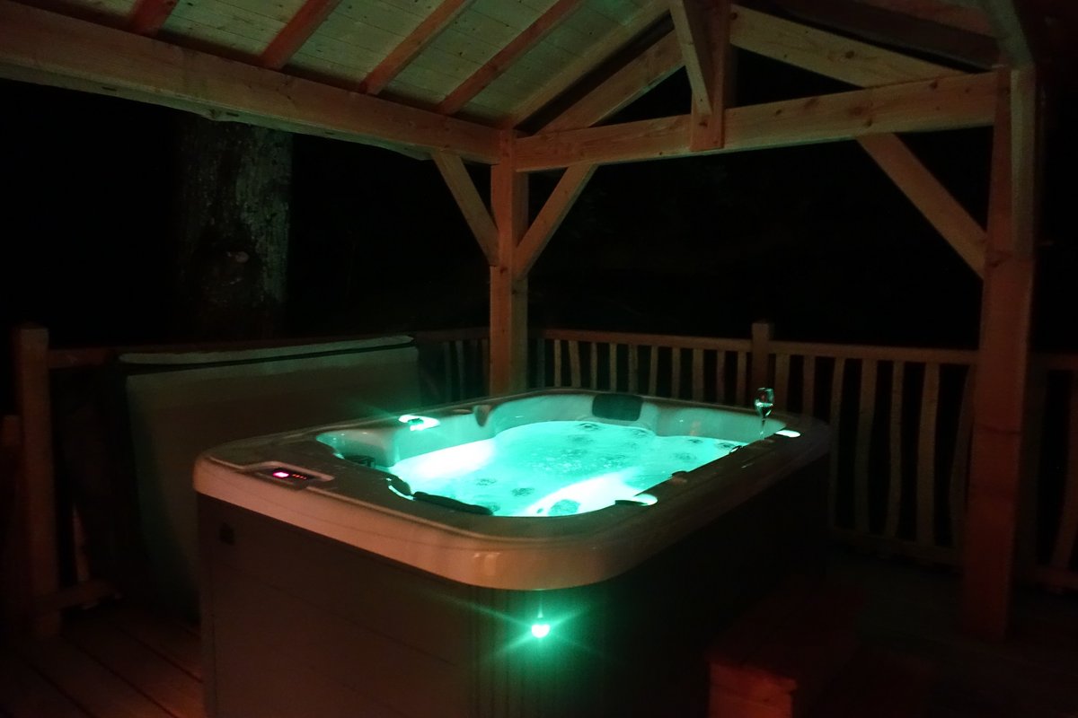 spa éclairé dans la nuit-cabane dans les arbres-séjour insolite-en famille-centre-abracadaroom