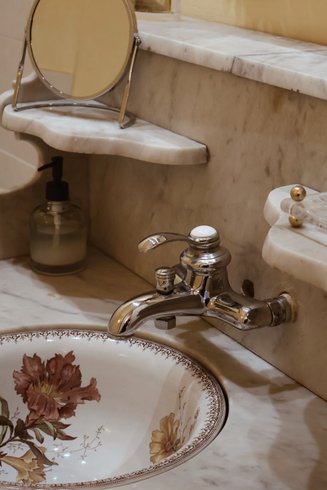 Hébergement AbracadaRoom : Chambre d'hôte Éclat de Renaissance du Château Ste Colombe - Image 6