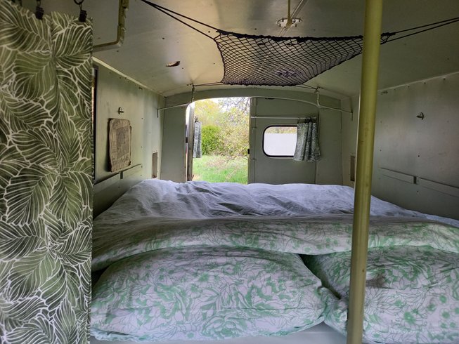 Hébergement AbracadaRoom : Jungle Tent with Vintage Military Ambulance - Image 16
