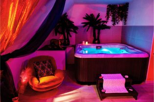 Suite Romantique le secret de Kama avec spa, sauna et douche bien être