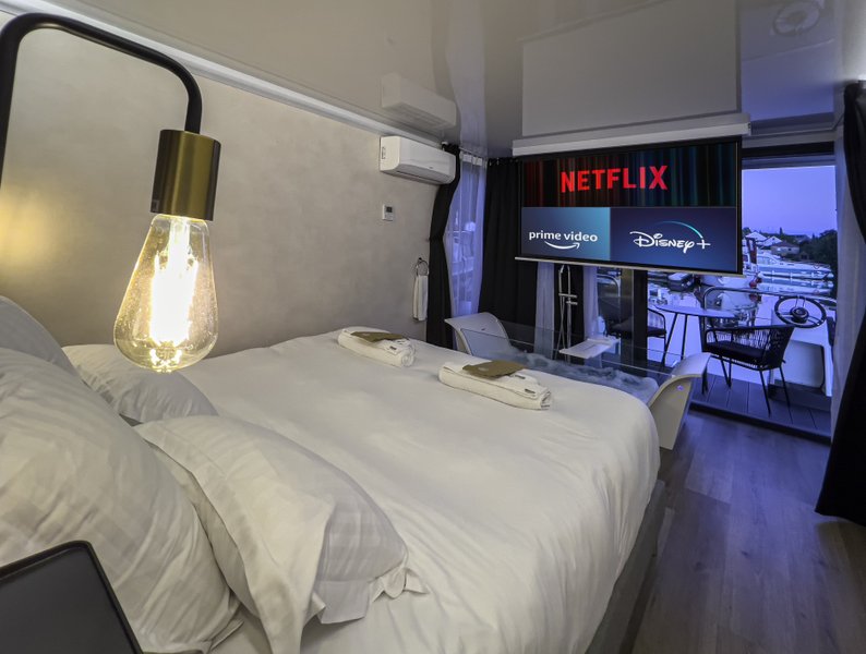 Hébergement AbracadaRoom : Suite flottante Supérieure Lit king-size Balnéo transparente Sauna et rooftop - Image 5