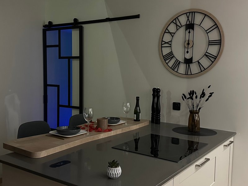 Hébergement AbracadaRoom : L'envol- Spa, Sauna & Vue sur Cherbourg - Image 8