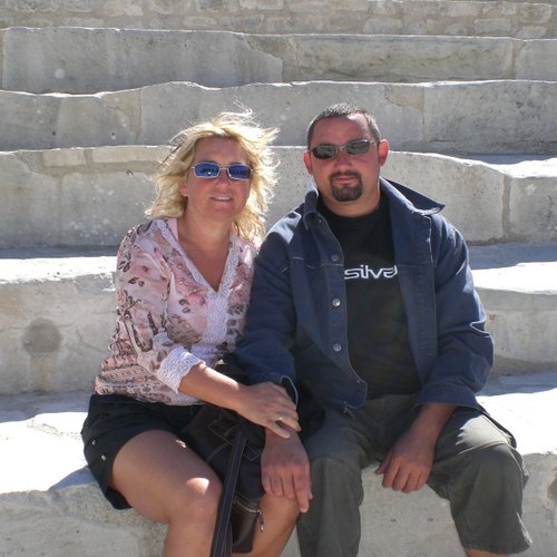 Isabelle et Franck conjoints dans la vie comme au camping , vous accueillent avec simplicité mais avec sincérité .