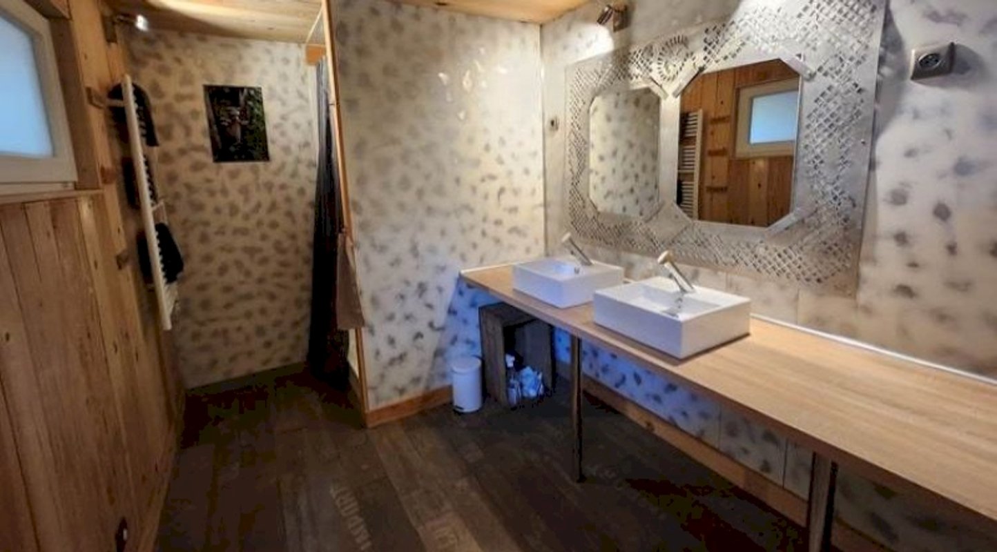 Le Truck-Lodge le UNIC OM & Spa à Saint-Andiol (10)
