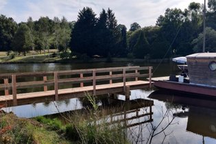 Toue cabanée accostée