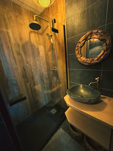 Hébergement AbracadaRoom : Jungle romantique Spa & Cinéma sous les arbres - Image 24