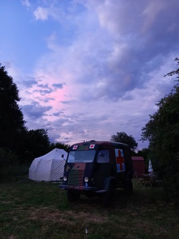Hébergement AbracadaRoom : Jungle Tent with Vintage Military Ambulance - Image 25