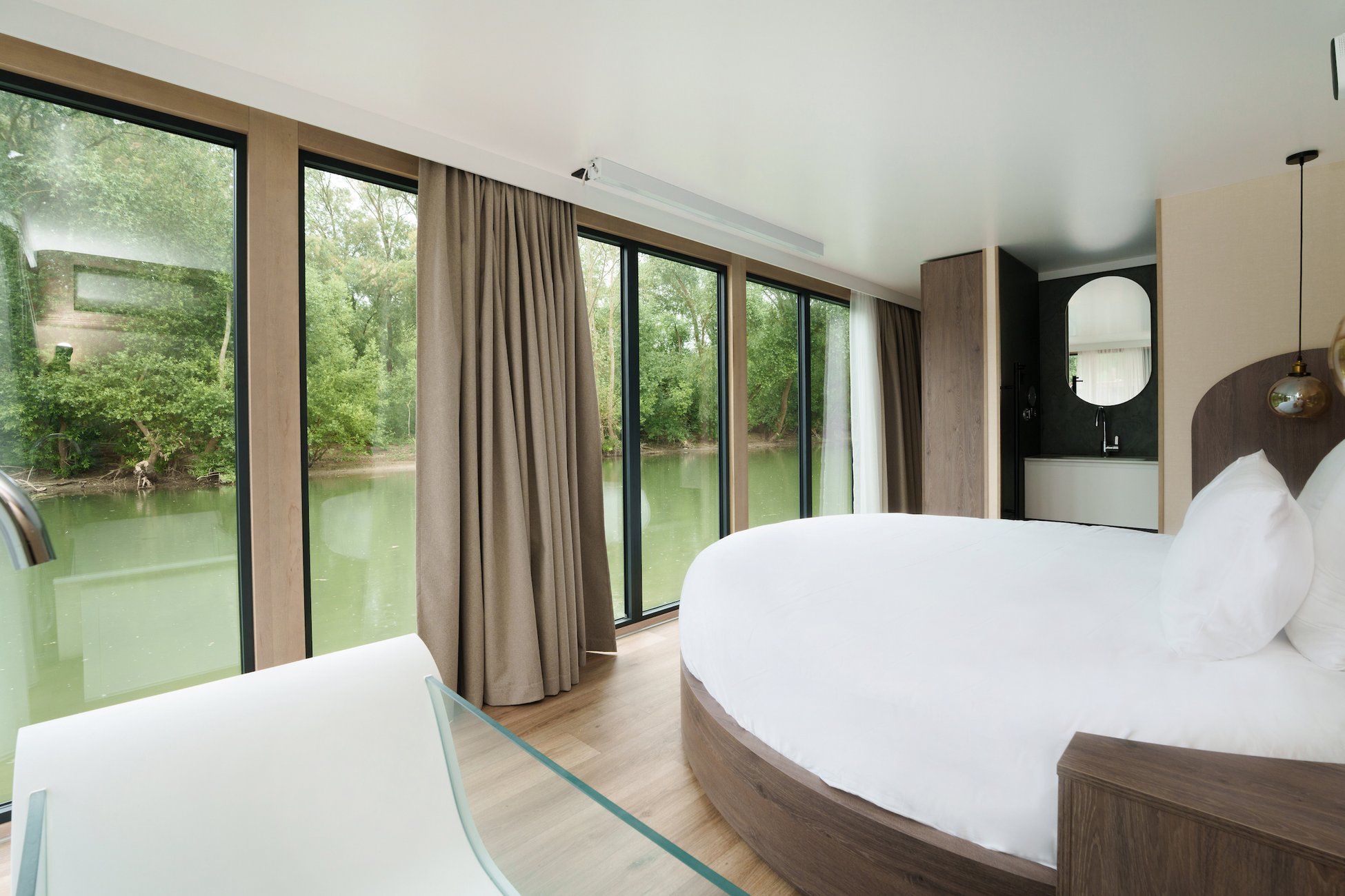 Hébergement UnicStay : Suite flottante Panoramique Lit rond Balnéo à Poissy