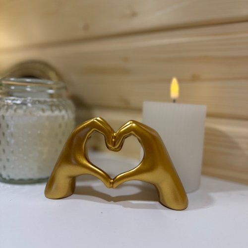 Amoureuse des lieux uniques et du bien-être, j’ai créé cette roulotte comme une invitation à ralentir et à savourer l’instant. Discrète et attentive, je veille à ce que chaque détail contribue à rendre votre séjour doux, romantique et inoubliable, dans un