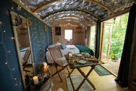 Hébergement AbracadaRoom : La roulotte "Dentelles et enchantements" - Image 4