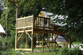 Tente perchée sur pilotis