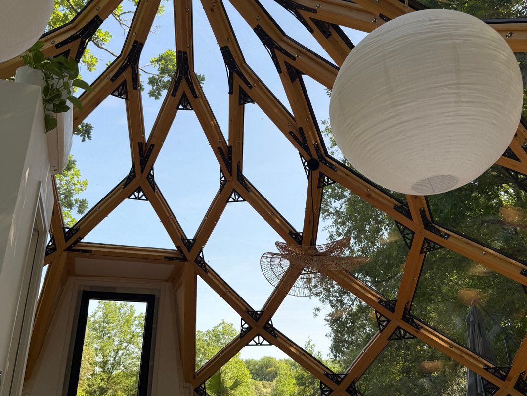 Un seul espace ouvert sous une voûte de bois et de verre