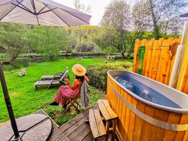 Hébergement AbracadaRoom : La Cabane du Pêcheur, chalet en A au bord d'un étang de pêche (découverte) à Sarlat - Image 3