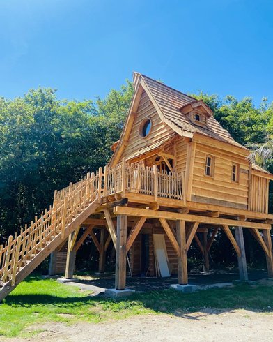 Hébergement AbracadaRoom : Le Repaire du dragon, château féérique avec SPA - Image 1