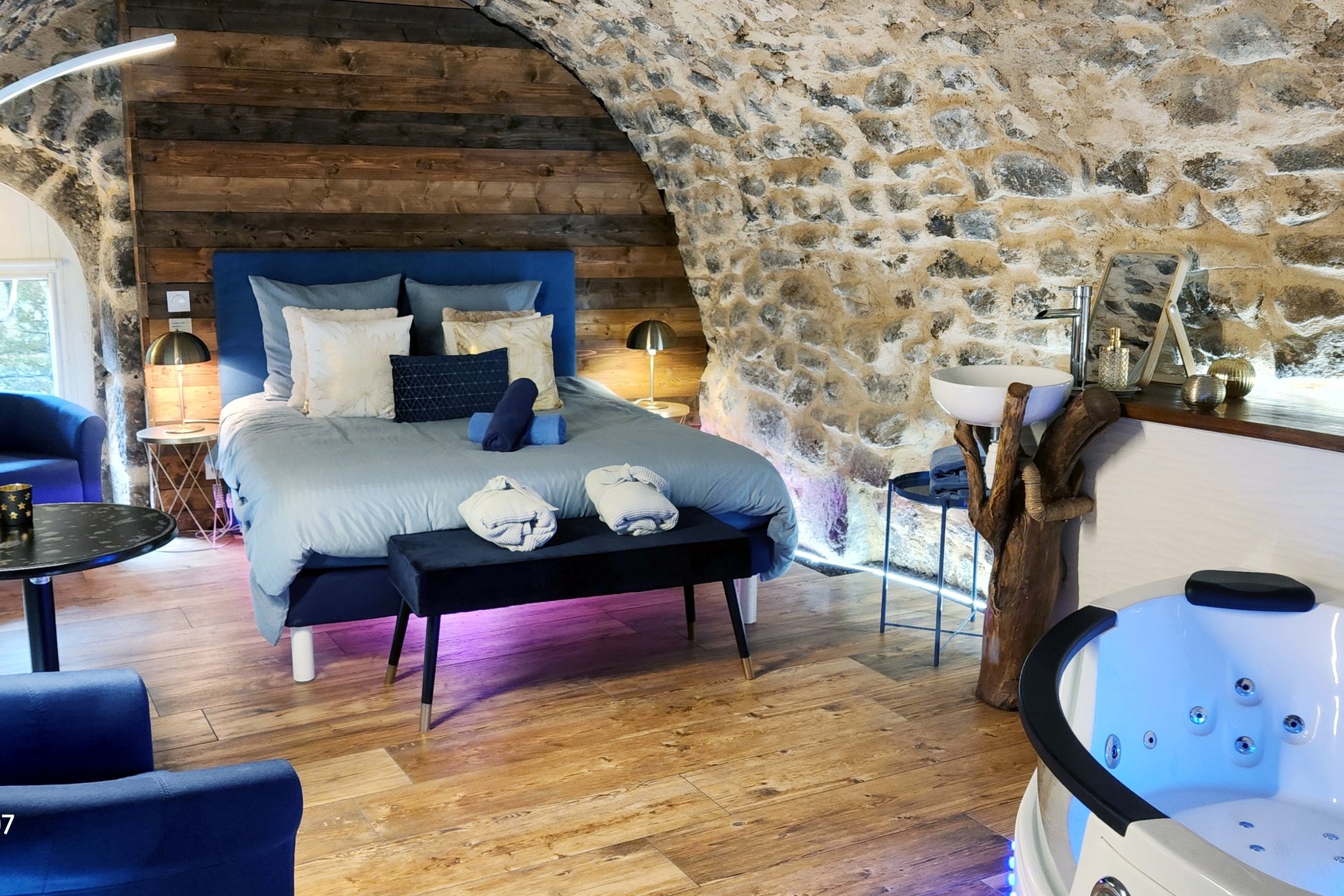 Hébergement UnicStay : Love room dans une cave voutée avec baignoire balnéo à Saint Pierreville