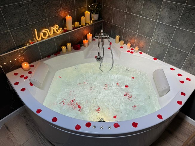 Hébergement AbracadaRoom : Jungle romantique Spa & Cinéma sous les arbres - Image 10