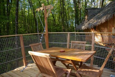 table-exterieure-ecureuils-cabane-belle