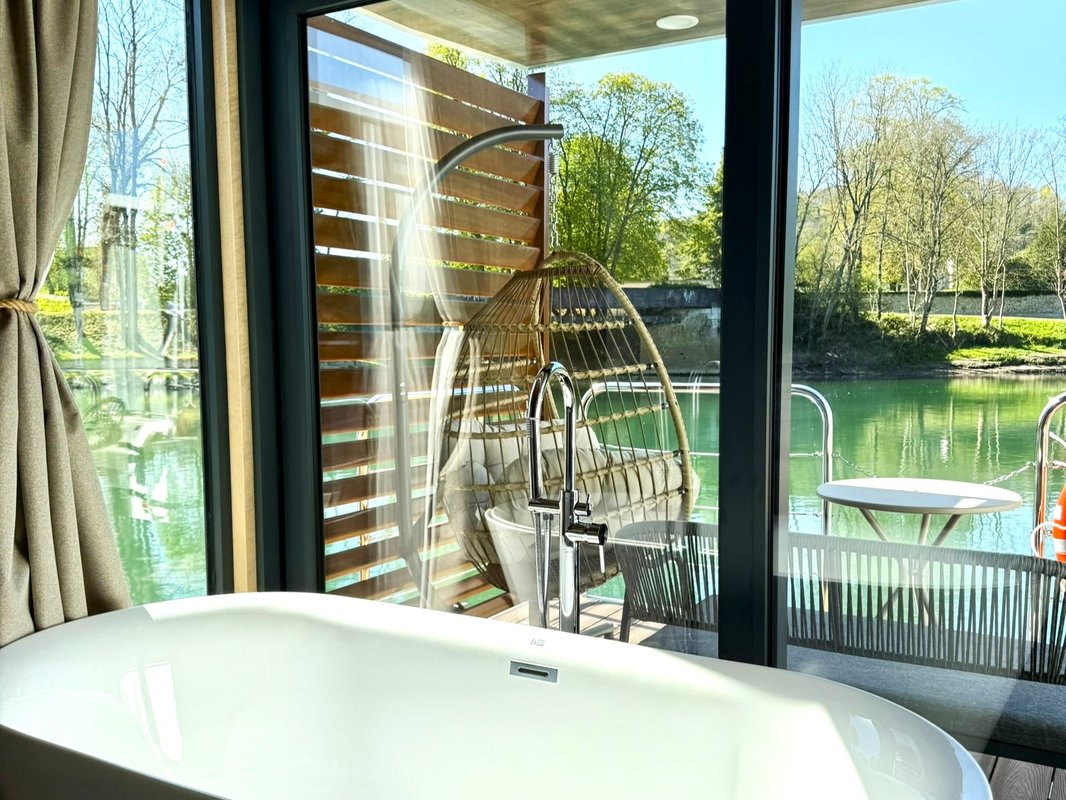 Suite flottante Supérieure Lit king-size Balnéo Sauna à La Ferté-Sous-Jouarre (1)