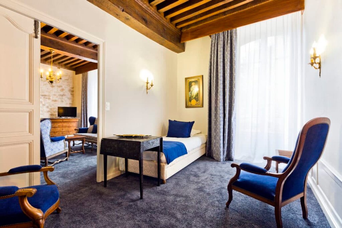 Chambre deluxe... la Versaillaise à Bourbon-L'archambault (2)