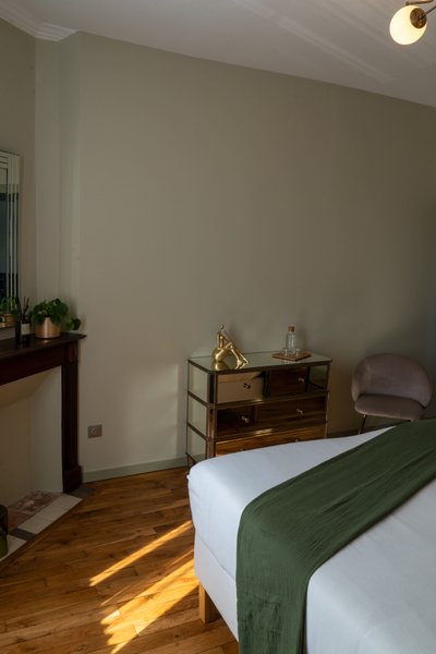 Hébergement AbracadaRoom : Chambre Aventurine – chambre double élégante avec salle de bain – Maison Balmelle Gramat - Image 3