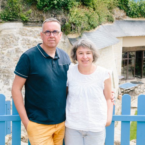 Sarah et Sébastien vous accueille dans ce site remarquable. Ce gîte de 24 couchages est complètement atypiques et beau. Vous vous y sentirez bien.