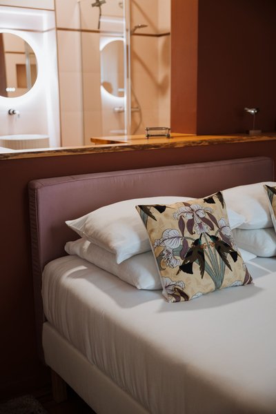 Hébergement AbracadaRoom : Suite Opale Rose – Chambre avec baignoire îlot & lumière naturelle – Maison Balmelle - Image 3