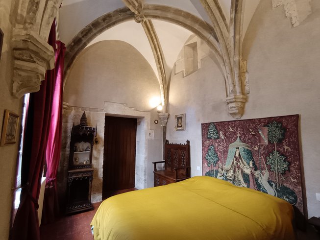Hébergement AbracadaRoom : Suite des 7 Sorciers, nuit dans une Chapelle d'un Manoir Magique - Image 1