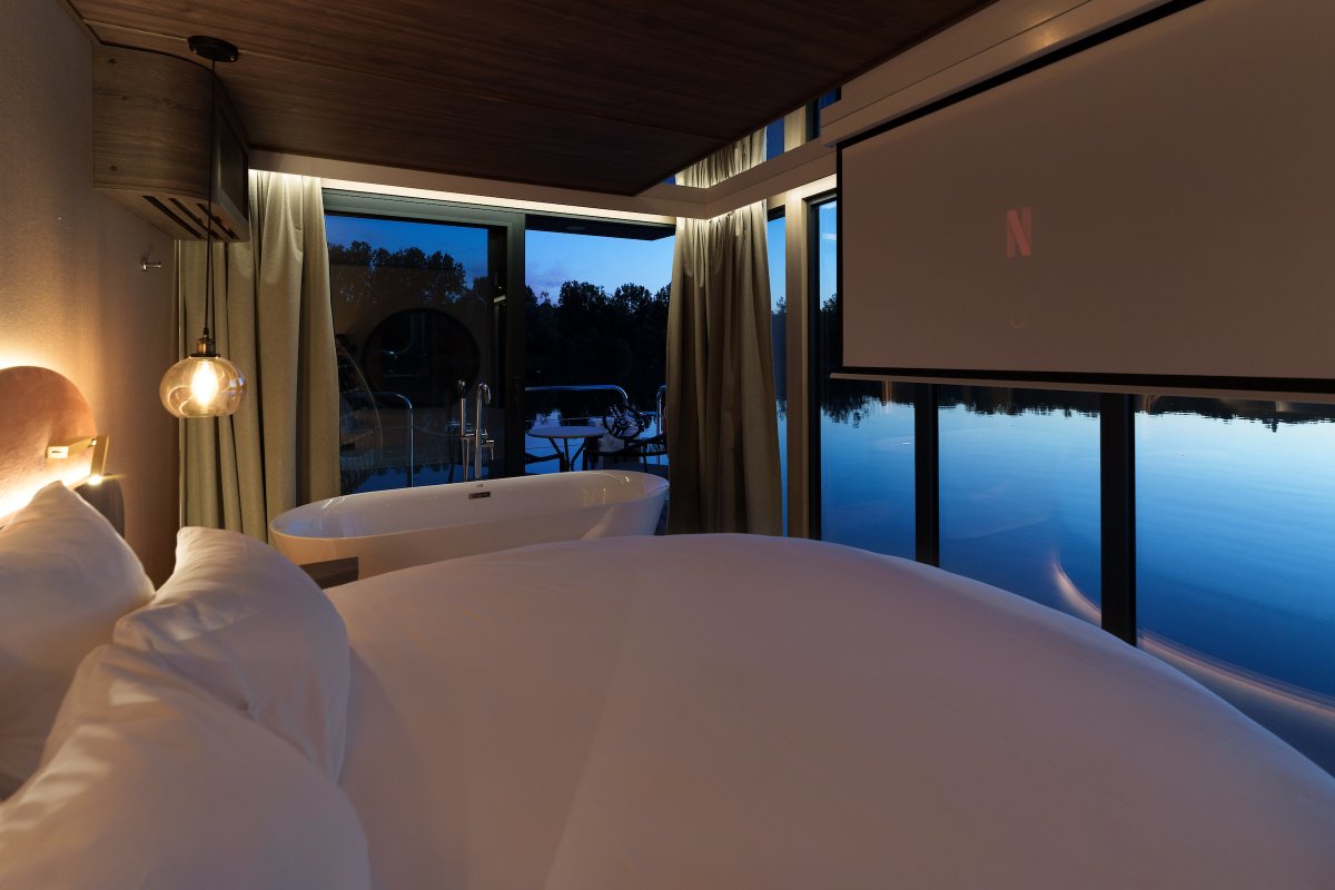 Suite flottante Panoramique Lit rond Balnéo Sauna à Saint-Martin-La-Garenne (9)
