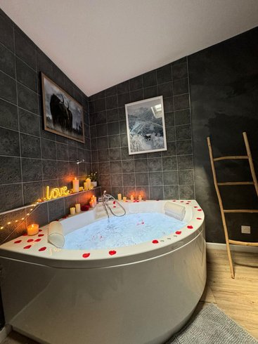 Hébergement AbracadaRoom : Chalet Romantique Spa & Ciné Privé / 10 min centre - Image 20