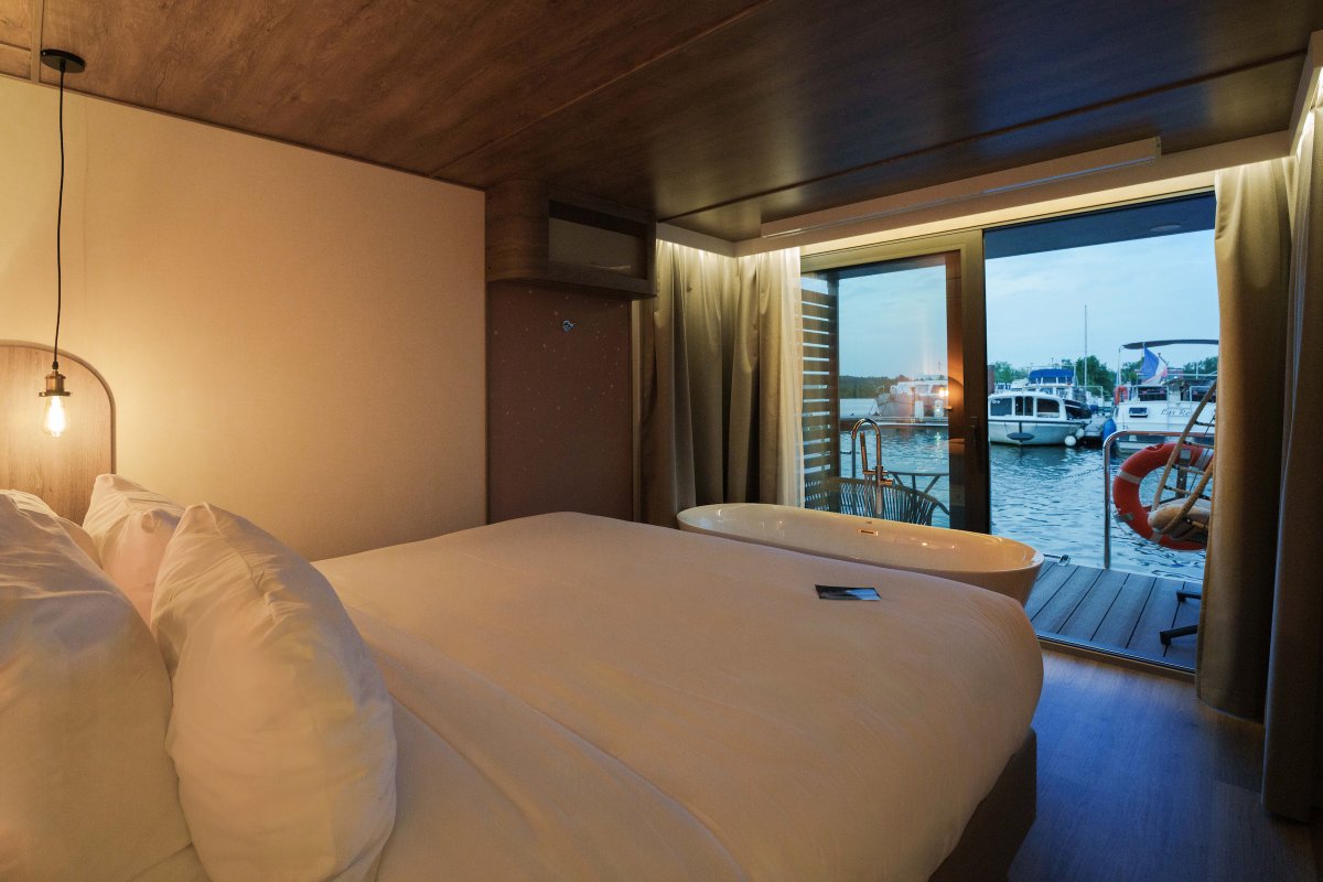 Suite flottante Supérieure Lit king-size Balnéo à Saint-Martin-La-Garenne (6)