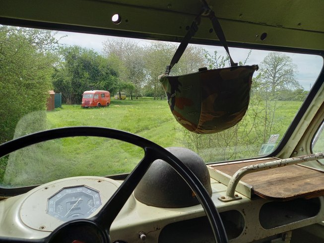 Hébergement AbracadaRoom : Jungle Tent with Vintage Military Ambulance - Image 19