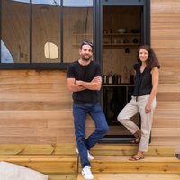 Nous sommes Marie et Gaëtan, les créateurs de Pépiite, née de notre envie commune de se reconnecter à la nature et de créer des lieux qui rassemblent. 