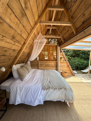 Hébergement AbracadaRoom : Tipi en bois avec petit-déjeuner et accès piscine - Image 1