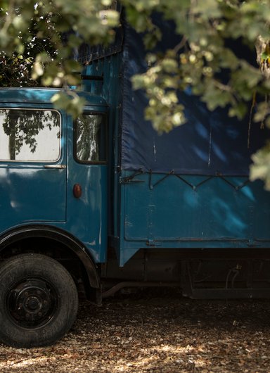 Le Truck-Lodge le UNIC OM & Spa à Saint-Andiol
