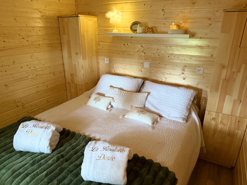 Hébergement AbracadaRoom : La roulotte dorée & bain nordique privatif - Image 17