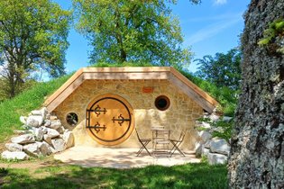 Antre du Hobbit au bord d'un lac